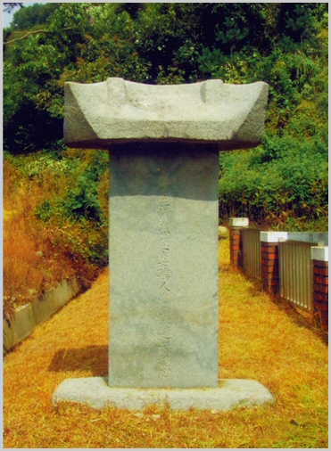 학생 (류)춘운의 배위인 유인 풍양조씨의 정려비로, 지붕돌을 얹은 석주형 비석이 묘역 길가에 서 있다.